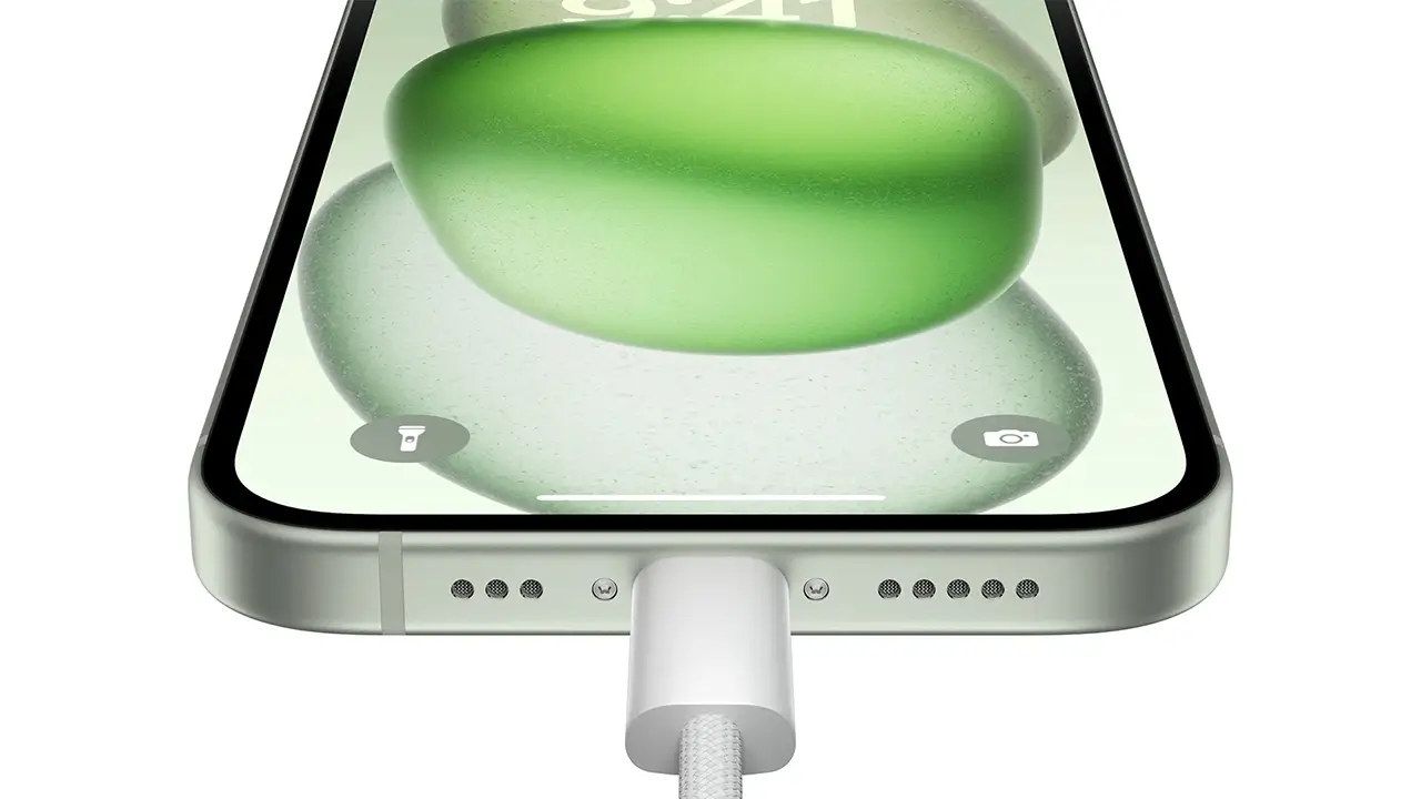 iPhone 15 Thường và 15 Plus đều được trang bị USB Type-C chuẩn mực, mang đến khả năng mở rộng kết nối linh hoạt nhất.